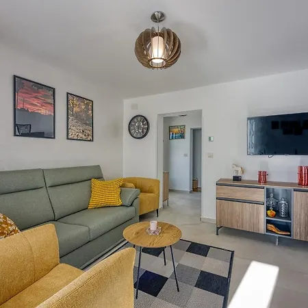 A&e With Sea View Apartment
