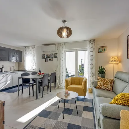 Apartment A&e With Sea View Tar-Vabriga